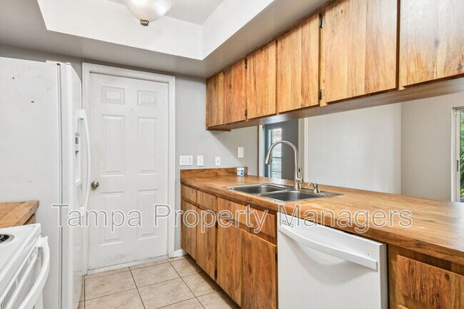 Building Photo - 16214 Pebblebrook Dr