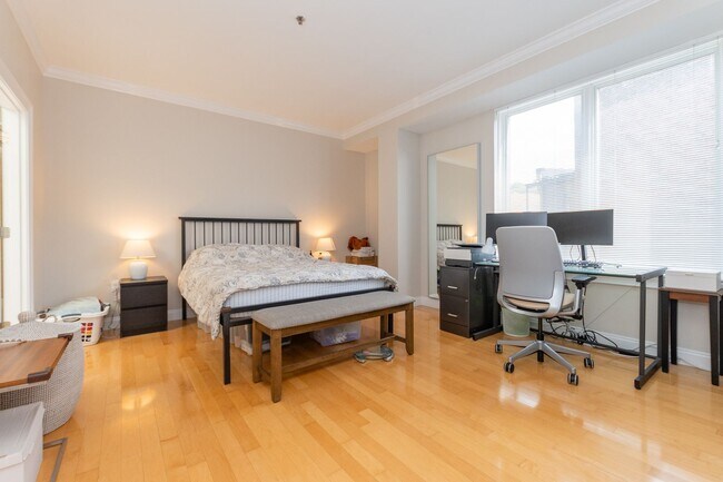 Building Photo - Amazing Brookline 3 bed 2.5 bath....