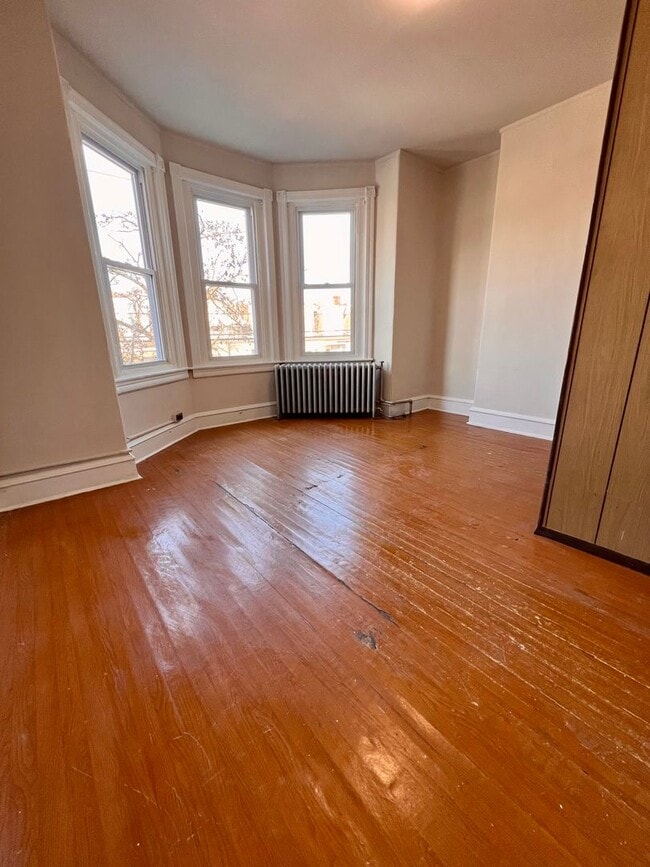 Building Photo - Stunning 3-Bedroom Townhome in Kingsessing! Available mid-April!