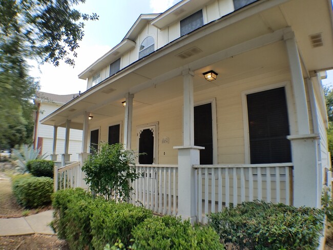 Building Photo - Plum Creek 4 bed Newly Painted