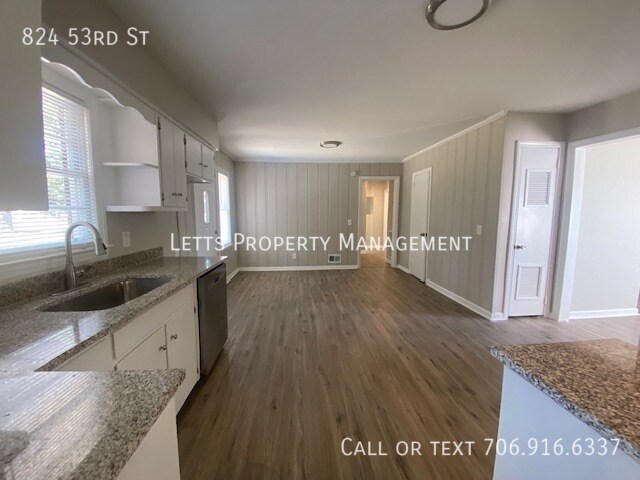 Building Photo - MOVE IN READY HOME in Desirable Neighborhood