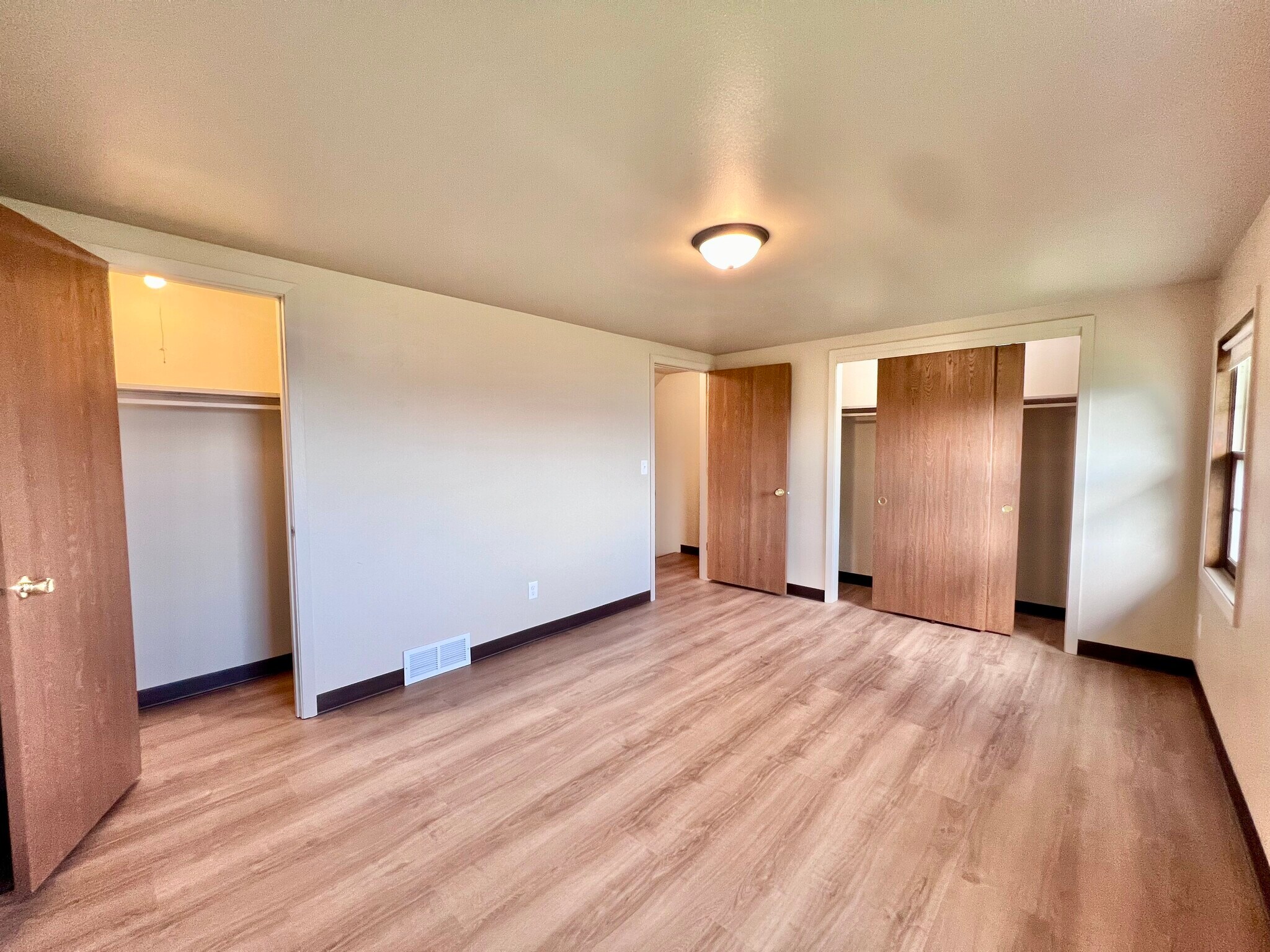 Building Photo - 730 Crestview Dr