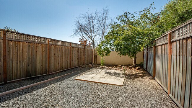Building Photo - 2862 Pearblossom Dr