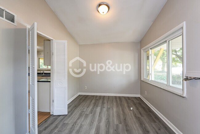 Building Photo - Fantastic 3bd/1.5ba home! Coming soon!
