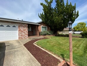 Building Photo - Charming 3 Bed, 2 Bath - Gardener Included...