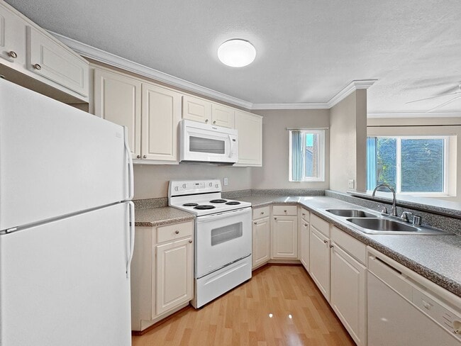 Building Photo - Great Second Floor 1B/1BA w/ Private Patio...