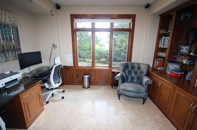 Building Photo - LUXURY 4 BEDROOM BELLEVUE HOME IN ‘THE SUM...