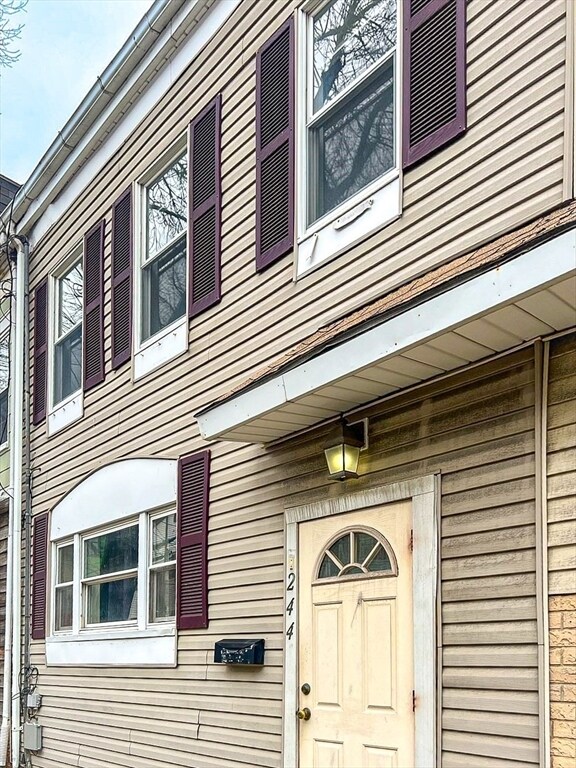 Building Photo - 244 Everett St