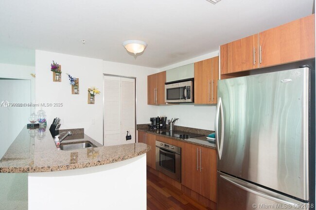 Building Photo - 300 S Biscayne Blvd