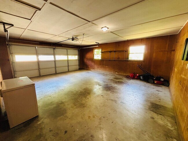 Building Photo - 405 Stonegate Dr