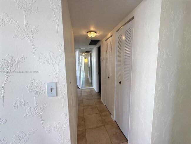 Building Photo - 1351 NE Miami Gardens Dr