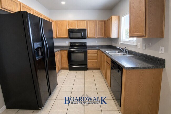 Building Photo - Beautiful 3 Bedroom Townhome End Unit in Draper!