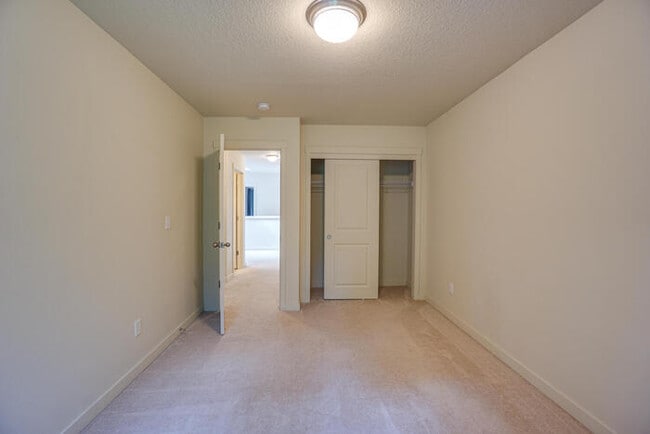 Building Photo - THREE BEDROOM HOUSE
