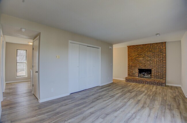 Building Photo - 462 N Shiloh Ave