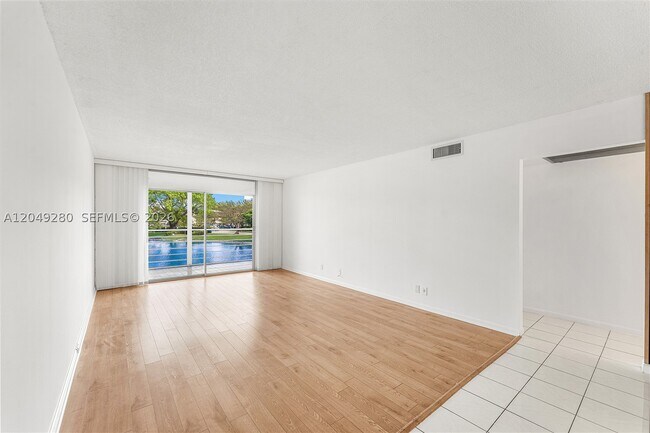 Building Photo - 4301 Martinique Cir