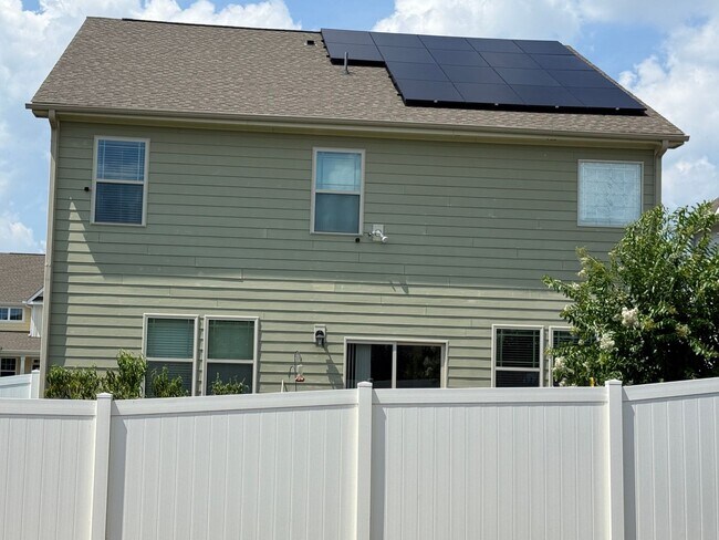 Building Photo - STUNNING HOME IN -POOL-TENNIS COURTS-GYM-PARK