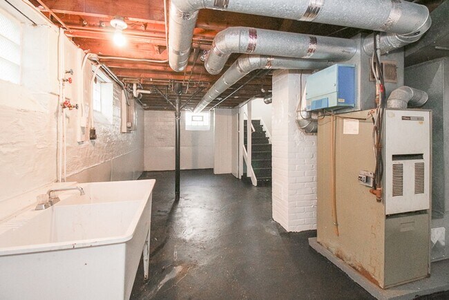 Building Photo - Fully Updated Home For Rent in Euclid