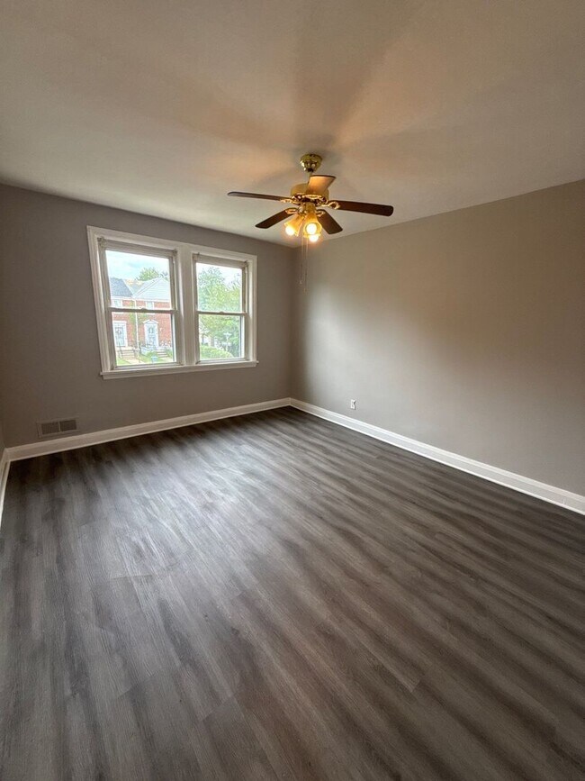 Building Photo - 3527 Parklawn Ave