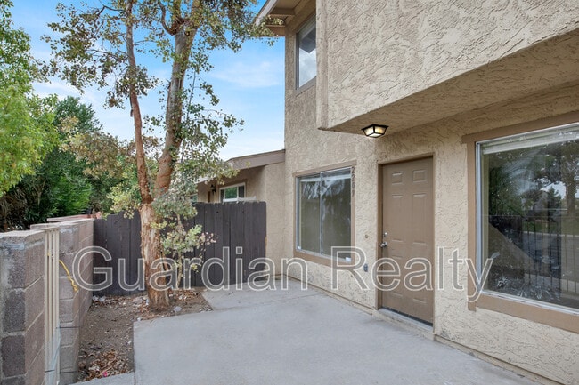 Building Photo - 2209 Tall Pine Dr