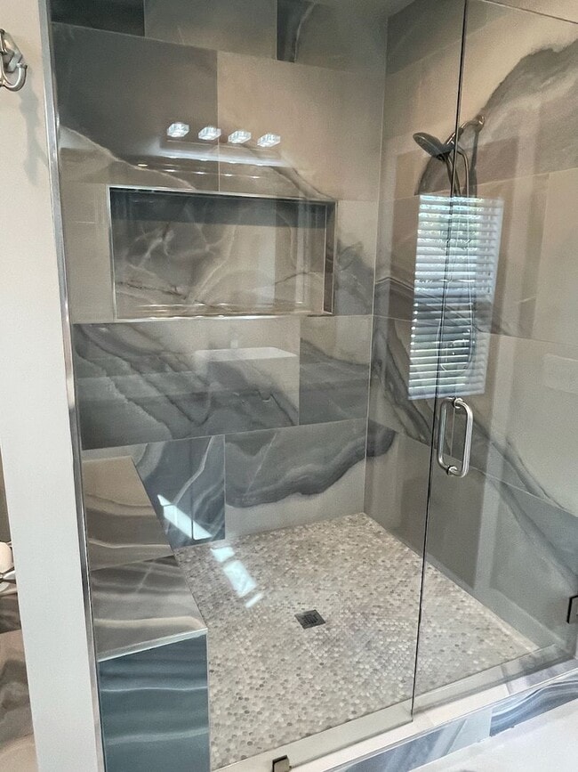 Building Photo - Convenient Living in West End