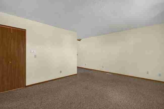 Building Photo - 657 E Crest Dr
