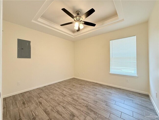 Building Photo - 3413 Sahara Dr