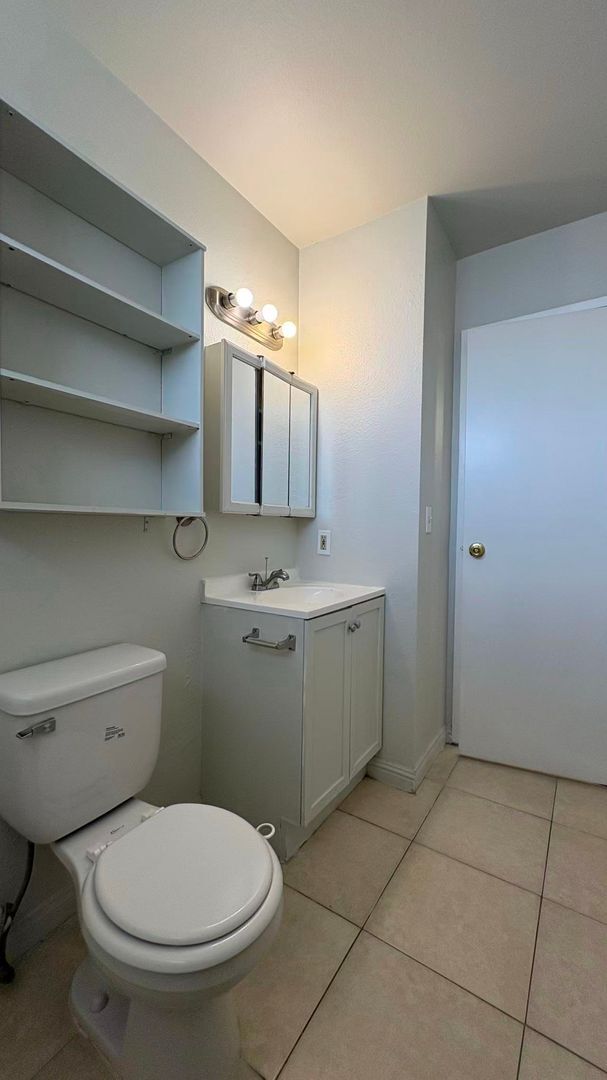 Building Photo - Cozy Home