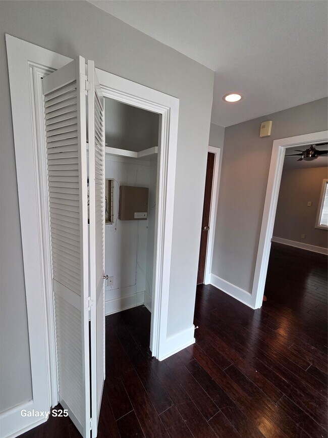 Building Photo - 102 E 5th St