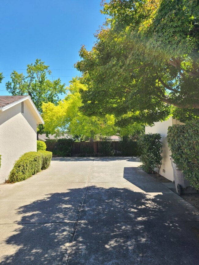Building Photo - 1474-1476 Merry Ln