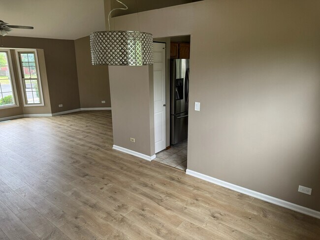 Building Photo - 2404 Kenmore Ct