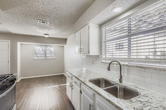 Building Photo - 11807 Acorn Creek Trail