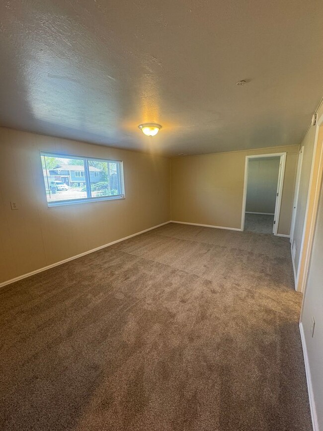 Building Photo - 4 Bedroom Split-Level in Widefield
