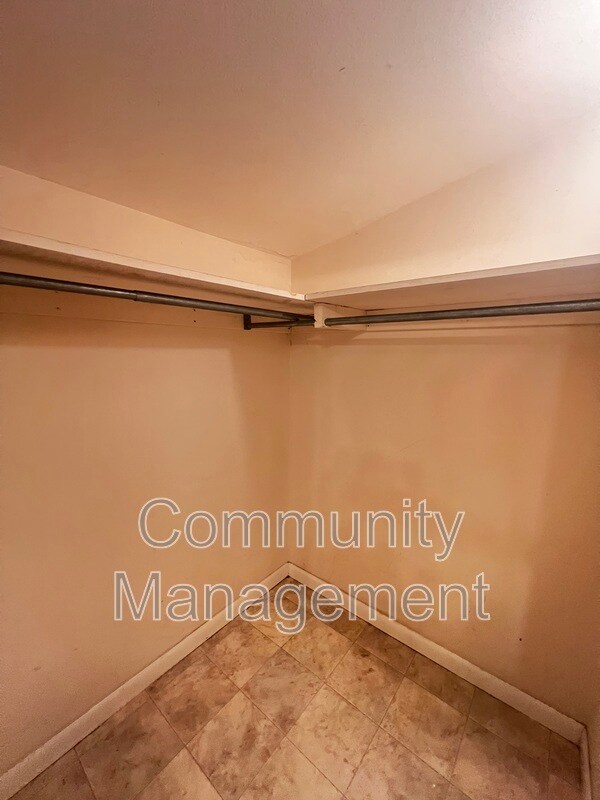 Building Photo - 2415 Rhododendron Ave