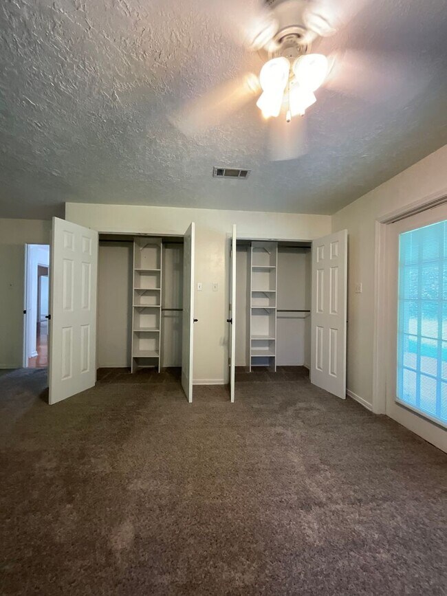 Building Photo - 1018 Meadow Brook Street