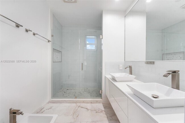 Building Photo - 801 NE 76th St