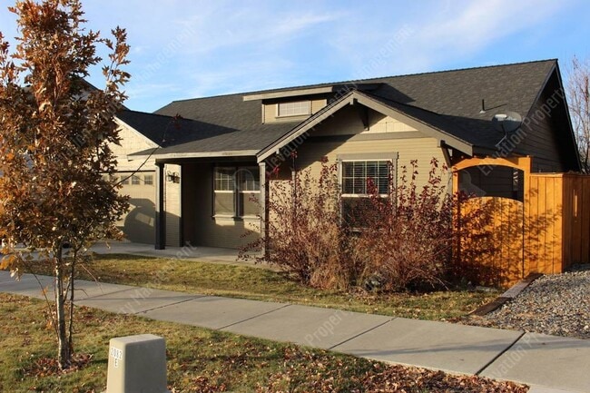 Building Photo - Modern 3 BR with open living space on quie...