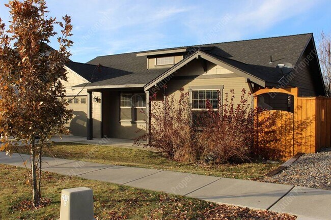 Building Photo - Single-Story Living! 3 BR - 2 BA with open...