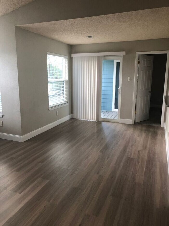 Building Photo - Fabulous remodeled 2 Bed/2 Bath Condo!! Av...