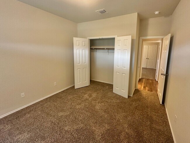 Building Photo - AVAILABLE NOW ! 1 WEEK FREE MOVE IN SPECIAL