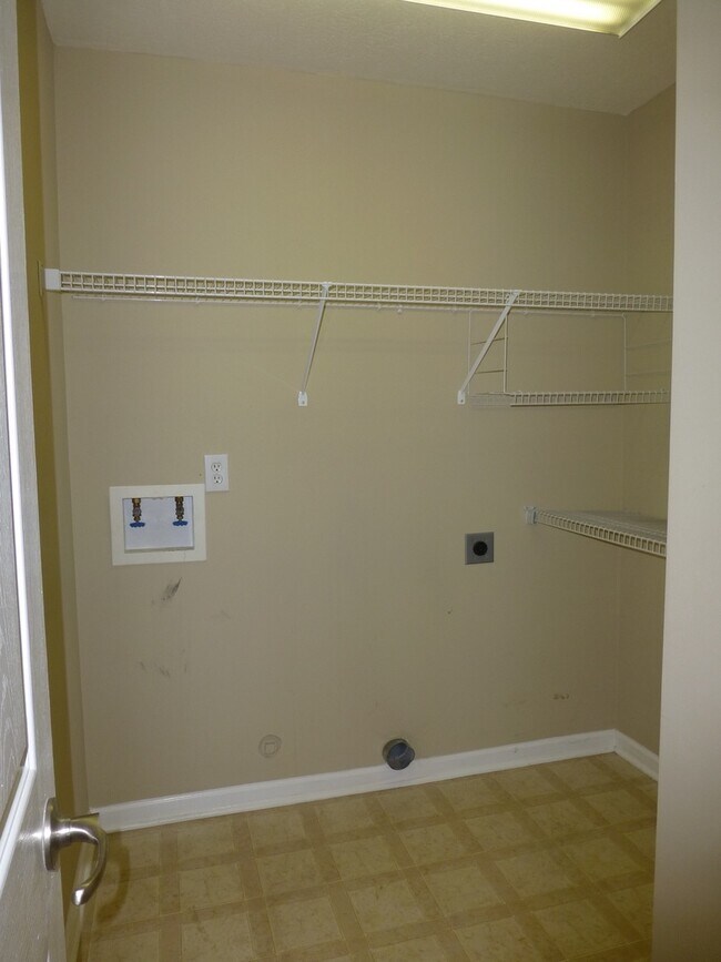 Building Photo - 3 bed, 2 bath, 2 car garage townhouse w/ b...