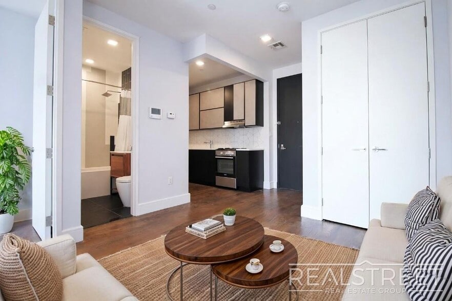 Building Photo - Luxury 2 BR in Bushwick with Roof Deck!