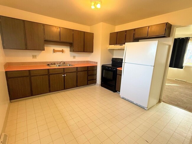 Building Photo - 3 Bedroom House w/ Garage