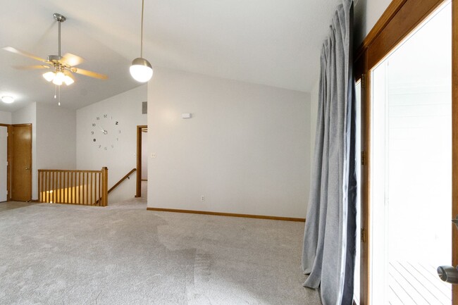 Building Photo - Large town house for rent!