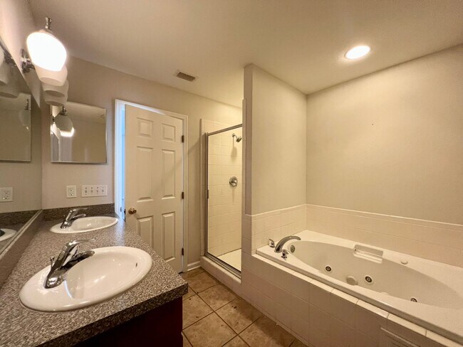 Building Photo - 4556 Deslin Dr
