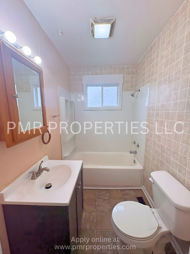 Building Photo - 2 Bedrooms/1 Bathroom House