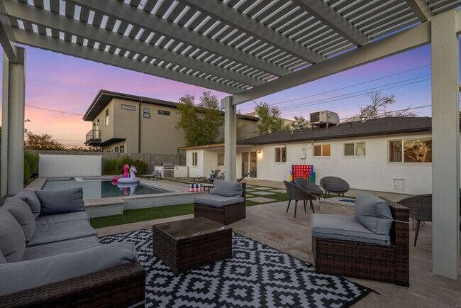 Building Photo - COMING SOON! Fully Furnished 3 Bedroom 3 Bathroom Home in Old Town Scottsdale
