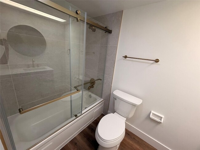 Building Photo - 605 Oaks Dr