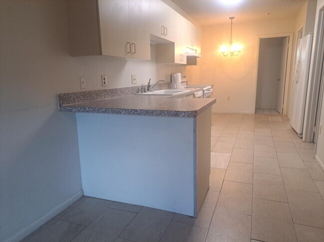 Building Photo - 2050 Oleander Blvd