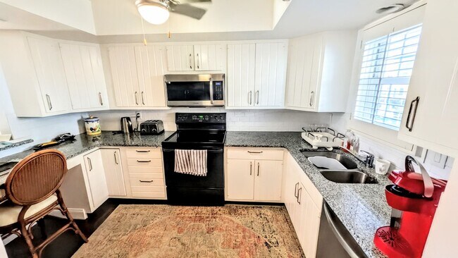 Building Photo - SEASONAL 2/2 coastal-inspired luxury condo with bay view, and boat slip