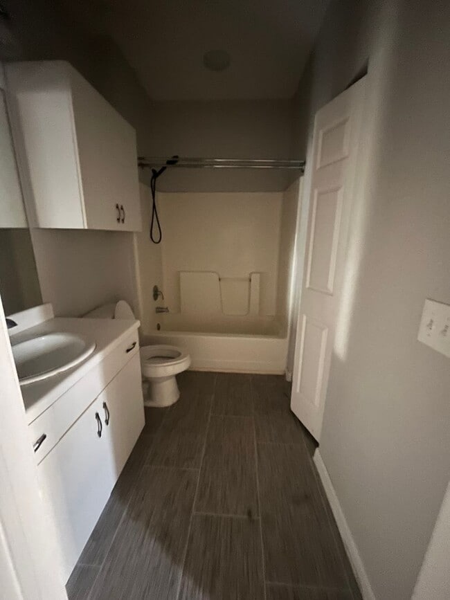 Building Photo - $600 Deposit* Updated Downtown 2/2 Condo w...